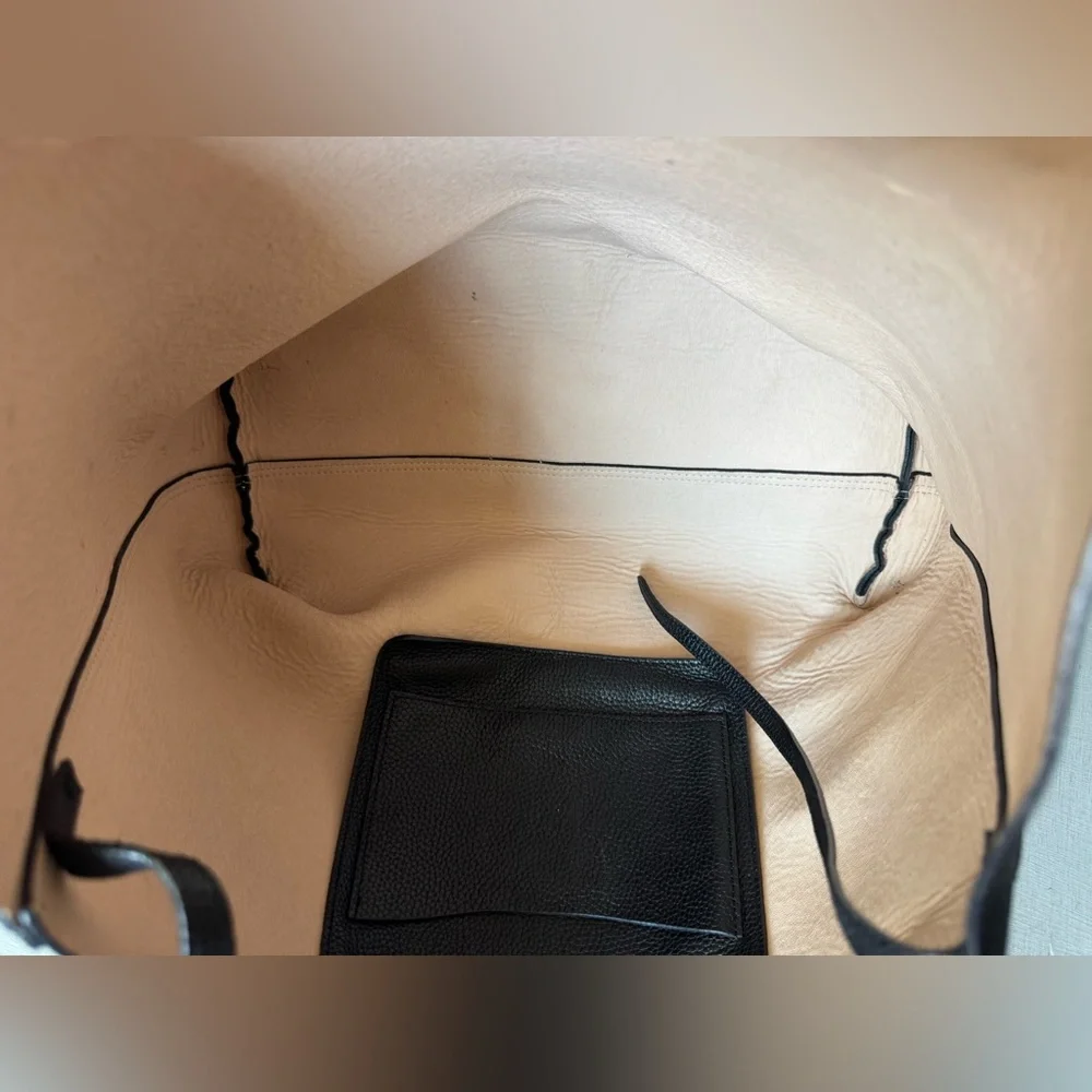 Cuyana Classic Structured Leather Tote in Black Pebbled Leather